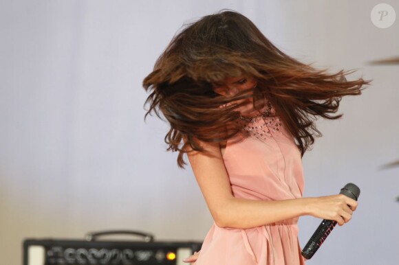 Selena Gomez se déchaîne sur scène lors d'un concert pour l'émission Good Morning America où elle a fait valser ses cheveux ! New York, 17 juin 2011