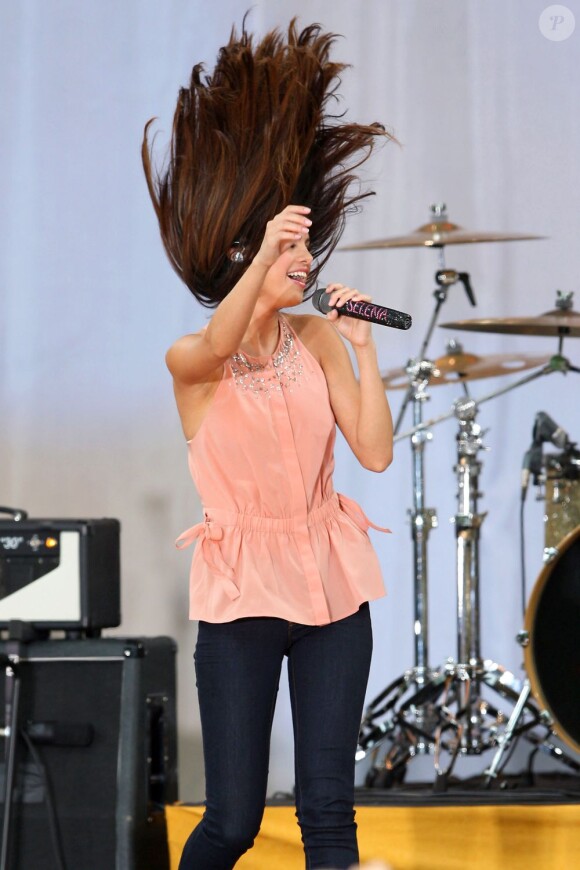 Bonne nouvelle : ses douleurs au ventre ont disparu... Selena Gomez se déchaîne sur scène. New York, 17 juin 2011