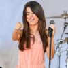 Selena Gomez se déchaîne sur scène lors d'un concert pour l'émission Good Morning America où elle a fait valser ses cheveux ! New York, 17 juin 2011