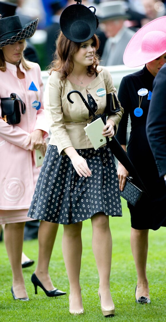 Ascot 2011, jour 4, vendredi 17 juin 2011 : la princesse Eugenie d'York prend la relève de sa soeur Beatrice, venue la veille. La pluie persistante oblige les bibis à se planquer sous les parapluies, mais le rendez-vous tient ses promesses.