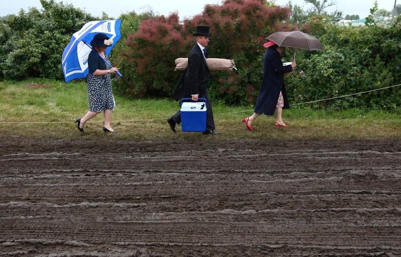 Ascot 2011, jour 4, vendredi 17 juin 2011 : la pluie persistante oblige les bibis à se planquer sous les parapluies, mais le rendez-vous tient ses promesses.