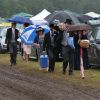 Ascot 2011, jour 4, vendredi 17 juin 2011 : la pluie persistante oblige les bibis à se planquer sous les parapluies, mais le rendez-vous tient ses promesses.
