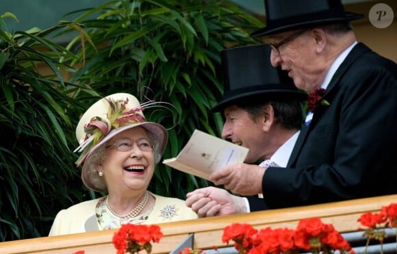 Ascot 2011, jour 4, vendredi 17 juin 2011 : chaude ambiance en tribune royale, autour de la reine Elizabeth II. La pluie persistante oblige les bibis à se planquer sous les parapluies, mais le rendez-vous tient ses promesses.