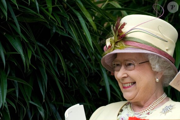 Ascot 2011, jour 4, vendredi 17 juin 2011 : après le rose bonbon de la veille, place au jaune lumineux pour la reine Elizabeth II. La pluie persistante oblige les bibis à se planquer sous les parapluies, mais le rendez-vous tient ses promesses.