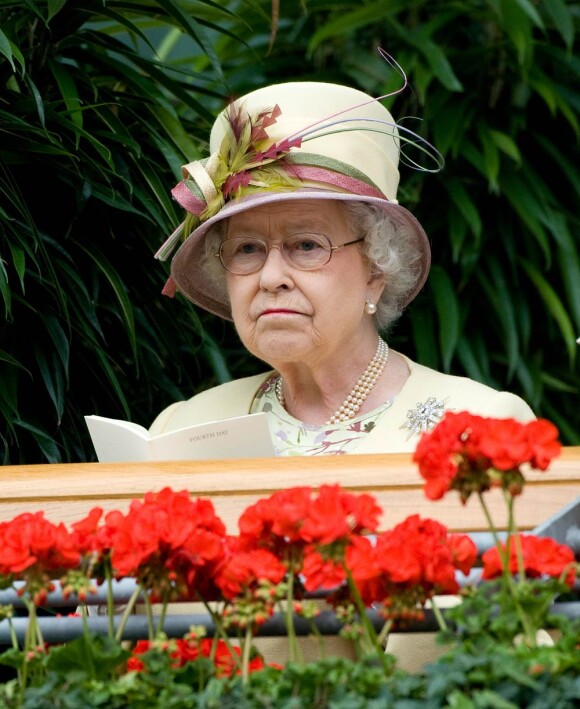 Ascot 2011, jour 4, vendredi 17 juin 2011 : après le rose bonbon de la veille, place au jaune lumineux pour la reine Elizabeth II. La pluie persistante oblige les bibis à se planquer sous les parapluies, mais le rendez-vous tient ses promesses.