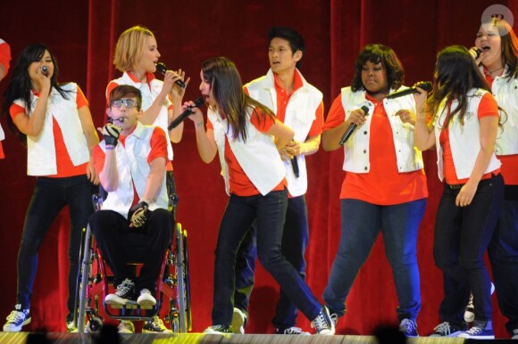 La troupe est au complet ! Les acteurs et chanteurs de la série Glee en tournée. Ici, lors de leur tounée à L.A fin mai 2011