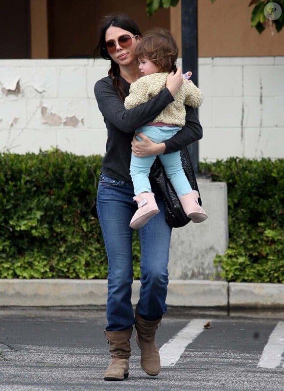 Oksana Grigorieva et sa fille Lucia à Sherman Oaks, Los Angeles, le 25 mars 2011.