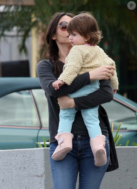 Oksana Grigorieva et sa fille Lucia à Sherman Oaks, Los Angeles, le 25 mars 2011.