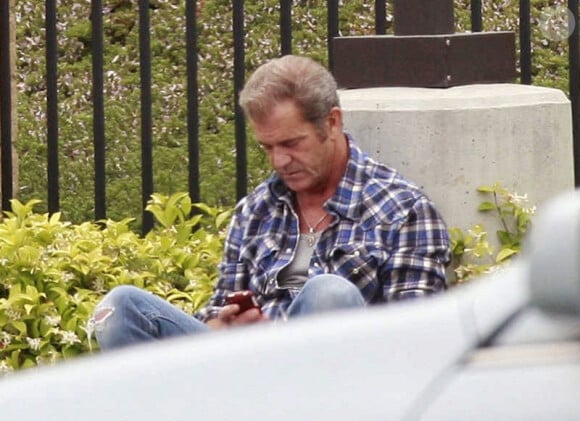 Mel Gibson arrive à Malibu avec sa petite Lucia pour voir son fils Thomas le 17 juin 2011