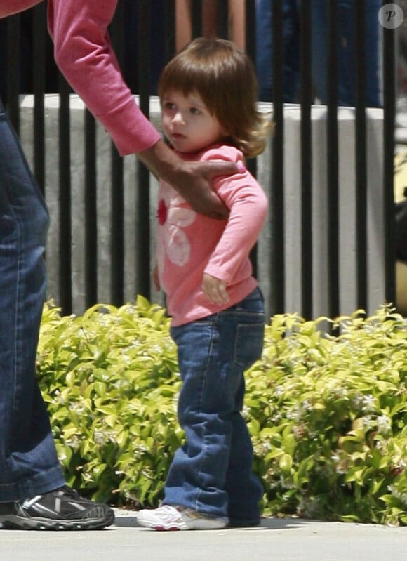 La nounou s'occupe de l'adorable petite Lucia, la fille de Mel Gibson, à Malibu le 17 juin 2011