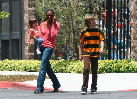 La nounou porte Lucia, la fille de Mel Gibson, aux côtés de Thomas, le fils de ce dernier dans les rues de Malibu le 17 juin 2011