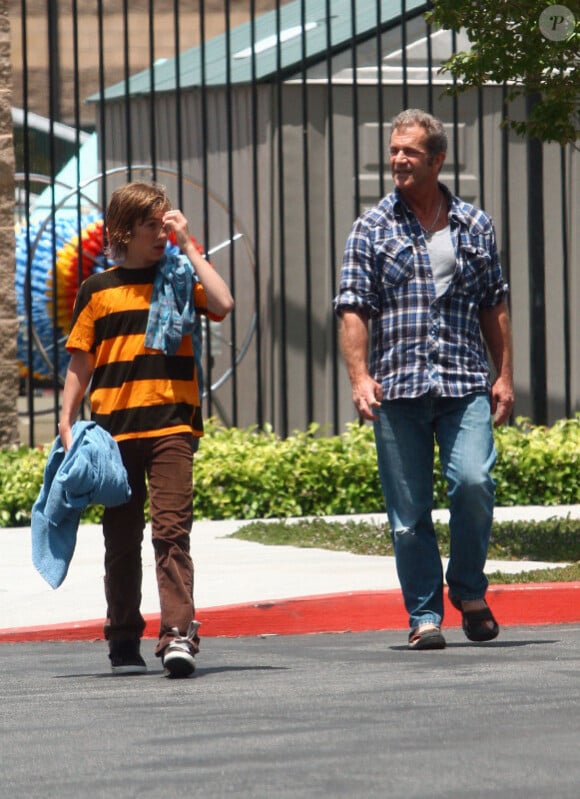 Mel Gibson partage un moment avec son fils Thomas à Malibu le 17 juin 2011