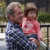 Mel Gibson : un vrai papa poule avec sa petite Lucia à Malibu alors qu'il rejoint son fils Thomas le 17 juin 2011