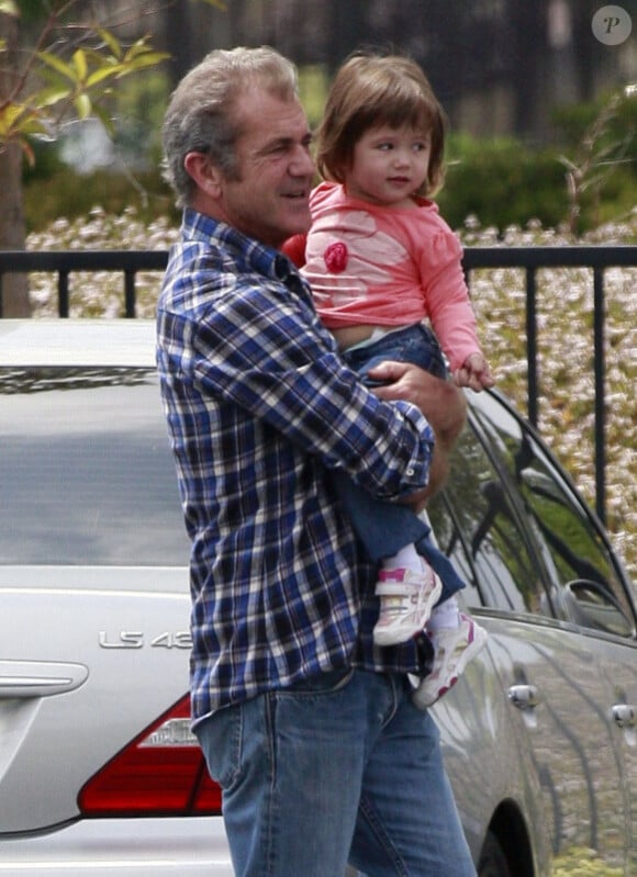 Mel Gibson : un vrai papa poule avec sa petite Lucia à Malibu alors qu'il rejoint son fils Thomas le 17 juin 2011