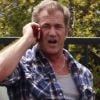 Mel Gibson semble énervé au téléphone à Malibu le 17 juin 2011