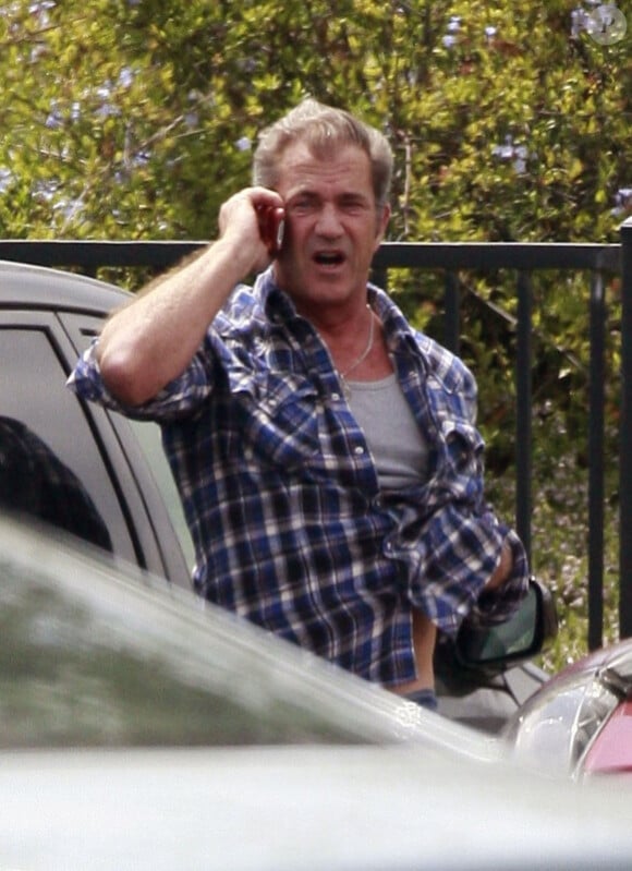 Mel Gibson semble énervé au téléphone à Malibu le 17 juin 2011