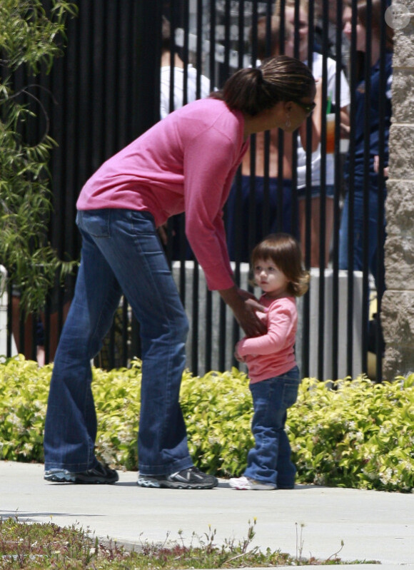 La nounou s'occupe de l'adorable petite Lucia, la fille de Mel Gibson, à Malibu le 17 juin 2011