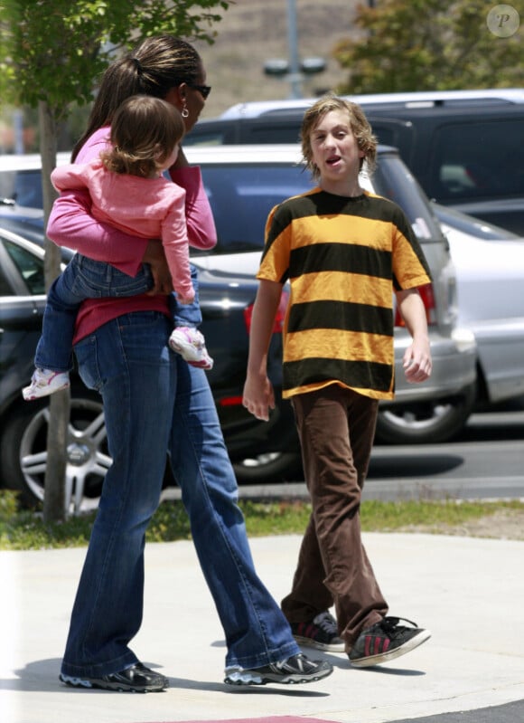 La nounou porte Lucia, la fille de Mel Gibson, aux côtés de Thomas, le fils de ce dernier dans les rues de Malibu le 17 juin 2011