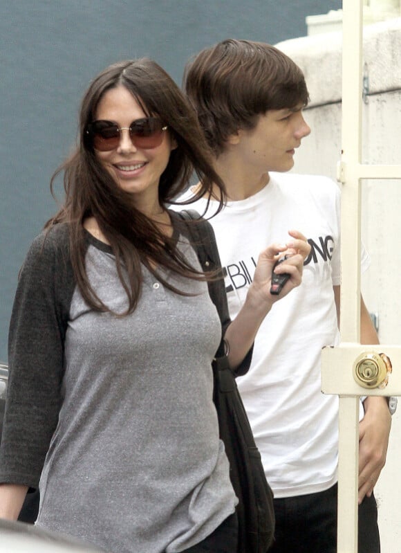 Oksana Grigorieva se rend dans un salon de manucure avec son fils Alexander Dalton à Studio City, Los Angeles, le 17juin 2011