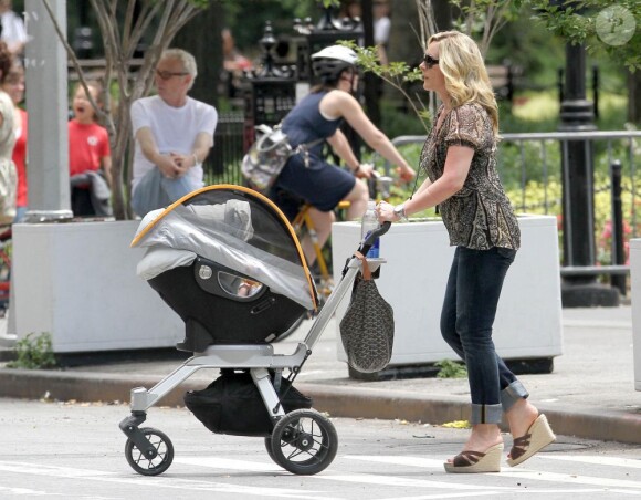 Jane Krakowski alias Jenna Maroney dans 30 Rock est aux anges avec son fils Bennett, né le 13 avril dernier. New York, 20 juin 2011