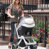 Jane Krakowski est une maman comblée avec son petit Bennett, qu'elle a eu avec son fiancé, le styliste Robert Godley. New York, 20 juin 2011