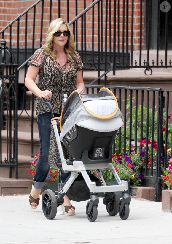Jane Krakowski est une maman comblée avec son petit Bennett, qu'elle a eu avec son fiancé, le styliste Robert Godley. New York, 20 juin 2011