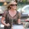 Jane Krakowski est radieuse lors d'une promenade dans les rues de Manhatan avec son fils de 2 mois, Bennett. New York, 20 juin 2011