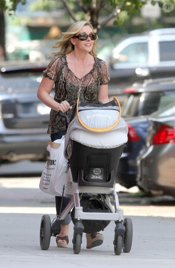 Jane Krakowski est radieuse lors d'une promenade dans les rues de Manhatan avec son fils de 2 mois, Bennett. New York, 20 juin 2011