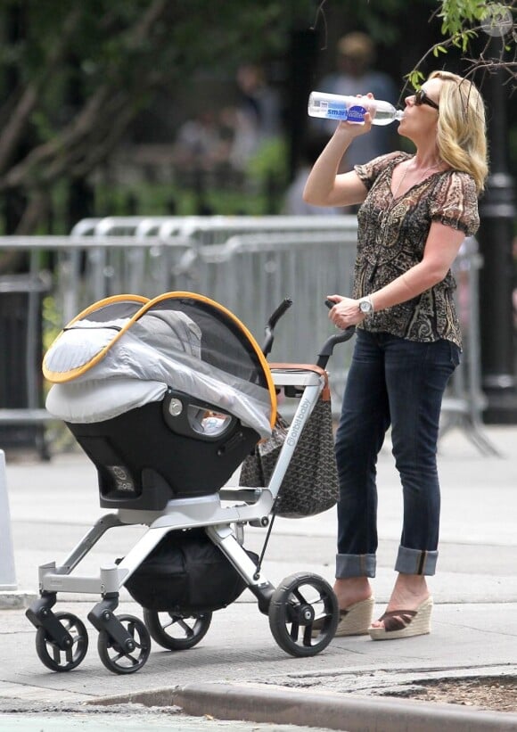 Jane Krakowski a repris le chemin des plateaux de tournages de 30 Rock mais tente de passer le plus de temps possible avec son fils Bennett. New York, 20 juin 2011