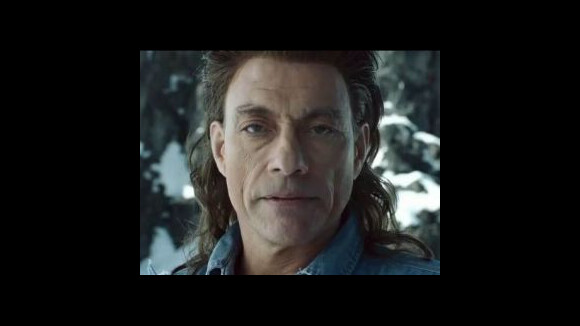 Van Damme : serré dans son jean, il nous offre une publicité hors du temps !
