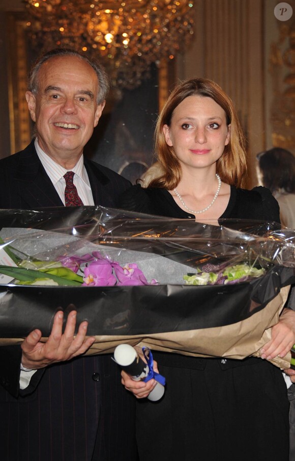 Raphaële Lannadère a été honorée le mardi 21 juin 2011, au ministère de la Culture et de la Communication, du prix Barbara récompensant son album Initiale.
En présence du ministre Frédéric Mitterrand, de l'acteur Gérard Depardieu et de la chanteuse Marie-Paule Belle.