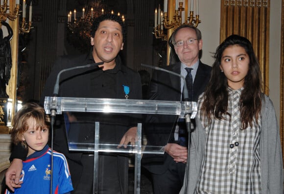 Smaïn, fait Chevalier dans l'Ordre National du Mérite, en 2007 avec son fils Rayanne et sa fille Kenza
