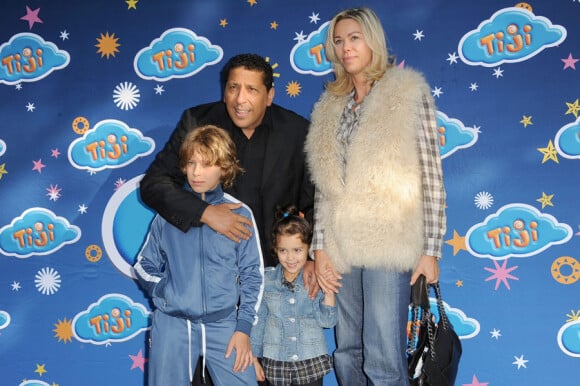 Smaïn avec ses enfants Rayanne et Shanaëlle et sa compagne Sid au jardin d'Acclimatation de Paris le 3 mai 2011