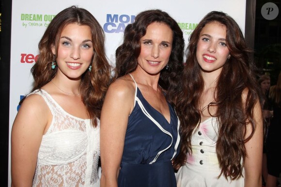 Le 23 juin 2011 à New York, Andie MacDowell est venue à la première de Monte Carlo avec ses deux filles