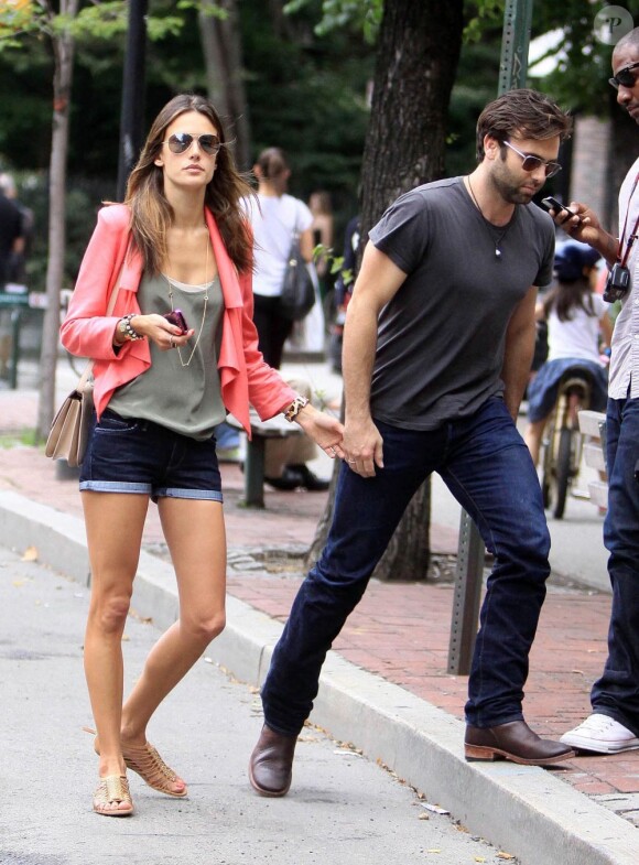 Alessandra Ambrosio dans les rues de New York avec son compagnon Jaime Mazur et une amie du couple, le top Fernanda Motta. Le 23 juin 2011