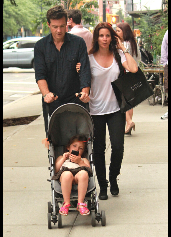 Jason Bateman et sa femme Amanda Anka se promènent dans les rues de New York avec leur fille Fransesca le 24 juin 2011