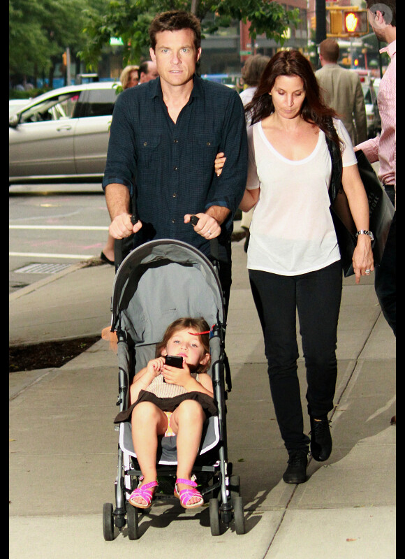 Jason Bateman et sa femme Amanda Anka se promènent dans les rues de New York avec leur fille Fransesca le 24 juin 2011