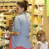 Jessica Alba dans les rayons d'un supermaché entourée de sa petite famille à Los Angeles le 26 juin 2011