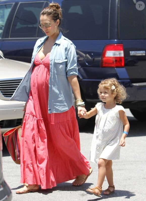 Aux côtés de sa etite Honor, Jessica Albaest la plus heureuse des mamans. Los Angeles le 26 juin 2011