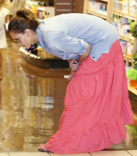 Jessica Alba en plein shopping pour faire le plein de bonnes choses.  Los Angeles le 26 juin 2011