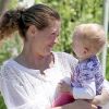 Rebecca Gayheart vient chercher sa fille Billie âgée d'un an et demi après une journée au parc, à Los Angeles, le 27 juin 2011.