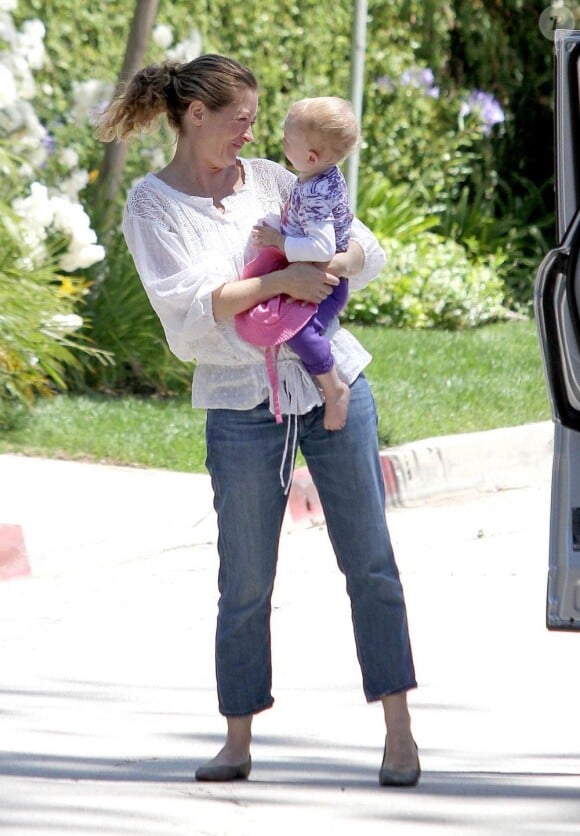 Rebecca Gayheart vient chercher sa fille Billie âgée d'un an et demi après une journée au parc, à Los Angeles, le 27 juin 2011.