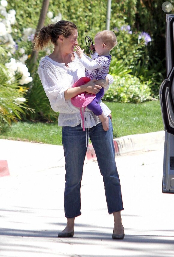 Rebecca Gayheart vient chercher sa fille Billie âgée d'un an et demi après une journée au parc, à Los Angeles, le 27 juin 2011.