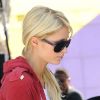 Paris Hilton se rend à la station service pour faire le plein de son 4x4, à Los Angeles, mercredi 29 juin 2011.