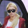 Paris Hilton se rend à la station service pour faire le plein de son 4x4, à Los Angeles, mercredi 29 juin 2011.