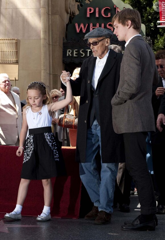 Dennis Hopper entouré de sa famille reçoit son étoile sur le Walk of Fame à Los Angeles, le 26 mars 2010. Il est avec sa fille Galen et son fils Henry.