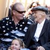 Dennis Hopper entouré de sa famille reçoit son étoile sur le Walk of Fame à Los Angeles, le 26 mars 2010. Il est avec sa fille Galen et Jack Nicholson.