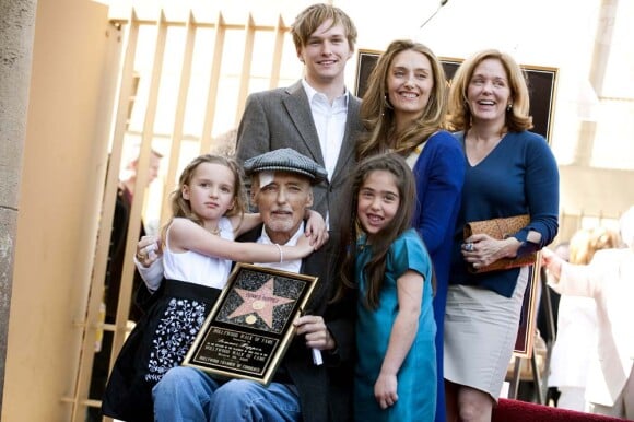 Dennis Hopper entouré de sa famille reçoit son étoile sur le Walk of Fame à Los Angeles, le 26 mars 2010. Il est avec ses filles Ruthanna, Marin et Galen, son fils Henry et sa petite-fille Violet.