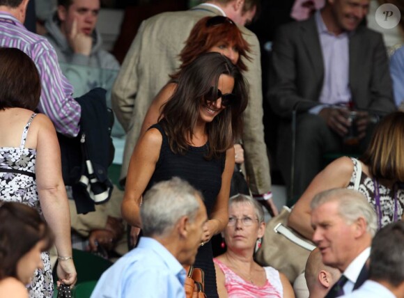 Pippa Middleton, élégante en robe noire, arrive au tournoi de Wimbledon. 1er juillet 2011