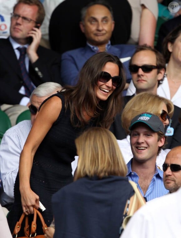 Pippa Middleton en plein éclat de rire au tournoi de Wimbledon. Le 1er juillet 2011